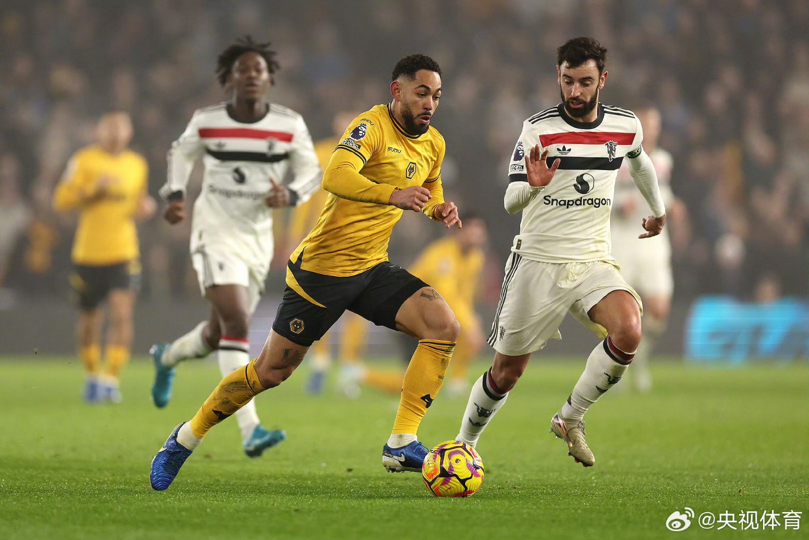 关于曼联训练开放日；冲刺阶段远射贴柱引欢呼；德国杯在即；更衣室氛围转暖的信息-开云体育官网